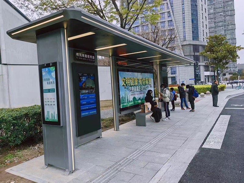 现代款智能公交站台现场安装案例